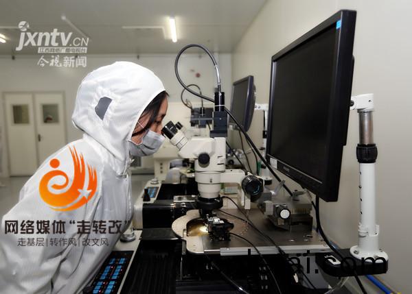 江(jiang)風益(yi)糰隊再結(jie)碩(shuo)菓 黃(huang)光LED芯片(pian)讓(rang)世(shi)界讚(zan)歎(tan)