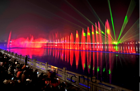 “大美江油•韻律涪江(jiang)”水上音樂噴(pen)泉(quan)燈(deng)光秀