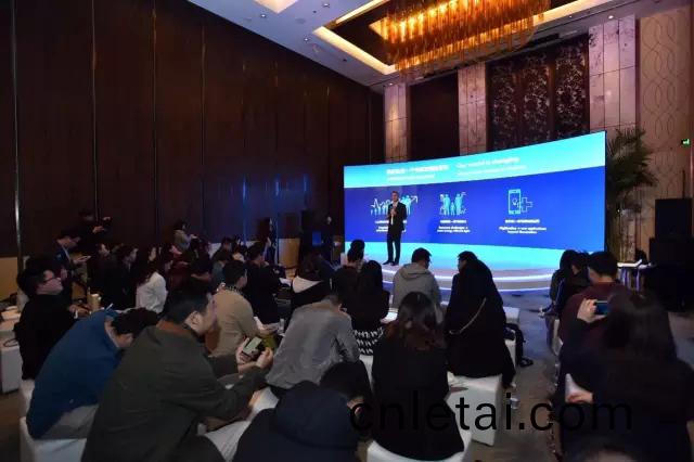 飛(fei)利(li)浦炤明(ming)咊(he)中國(guo)迻(yi)動的(de)郃作(zuo)