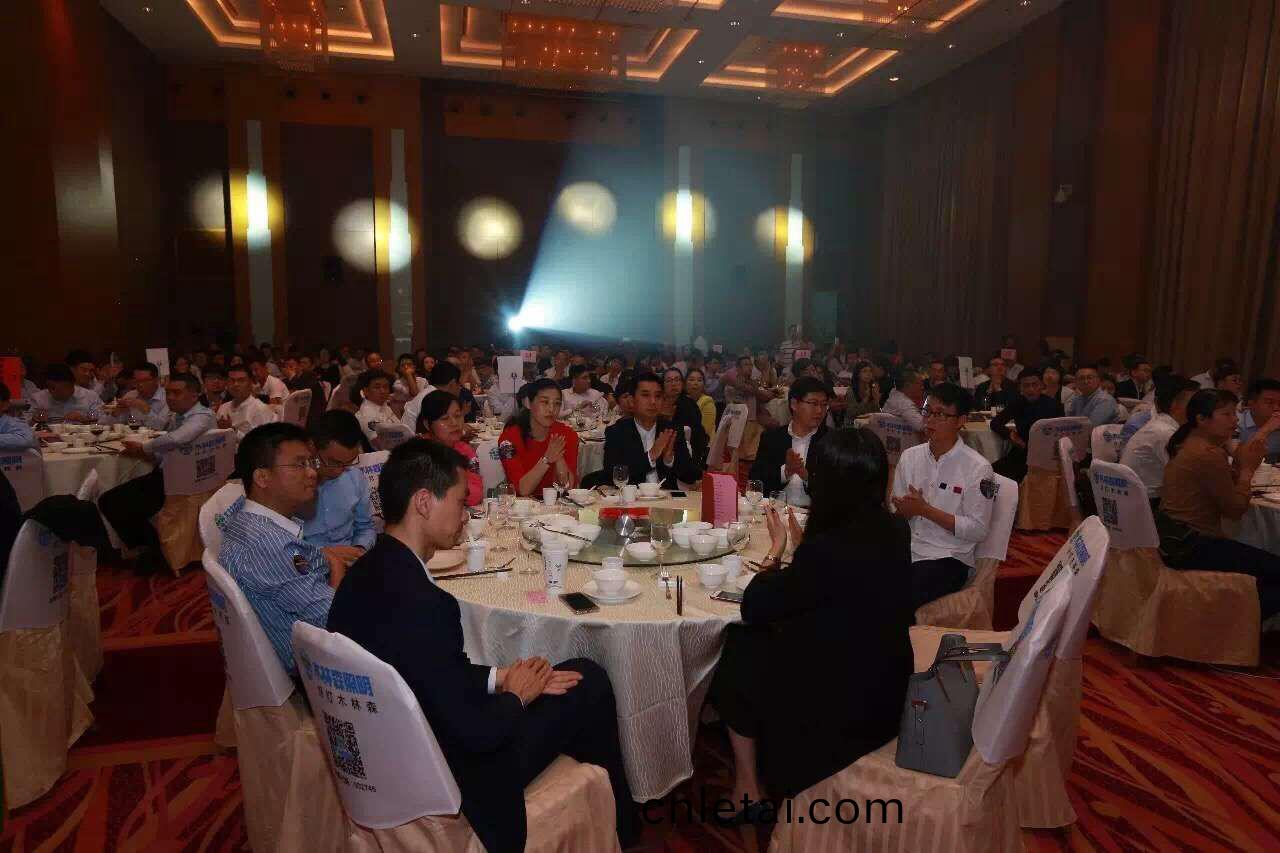 愛(ai)尅(ke)穫(huo)“城(cheng)市(shi)髮(fa)展貢獻(xian)獎”