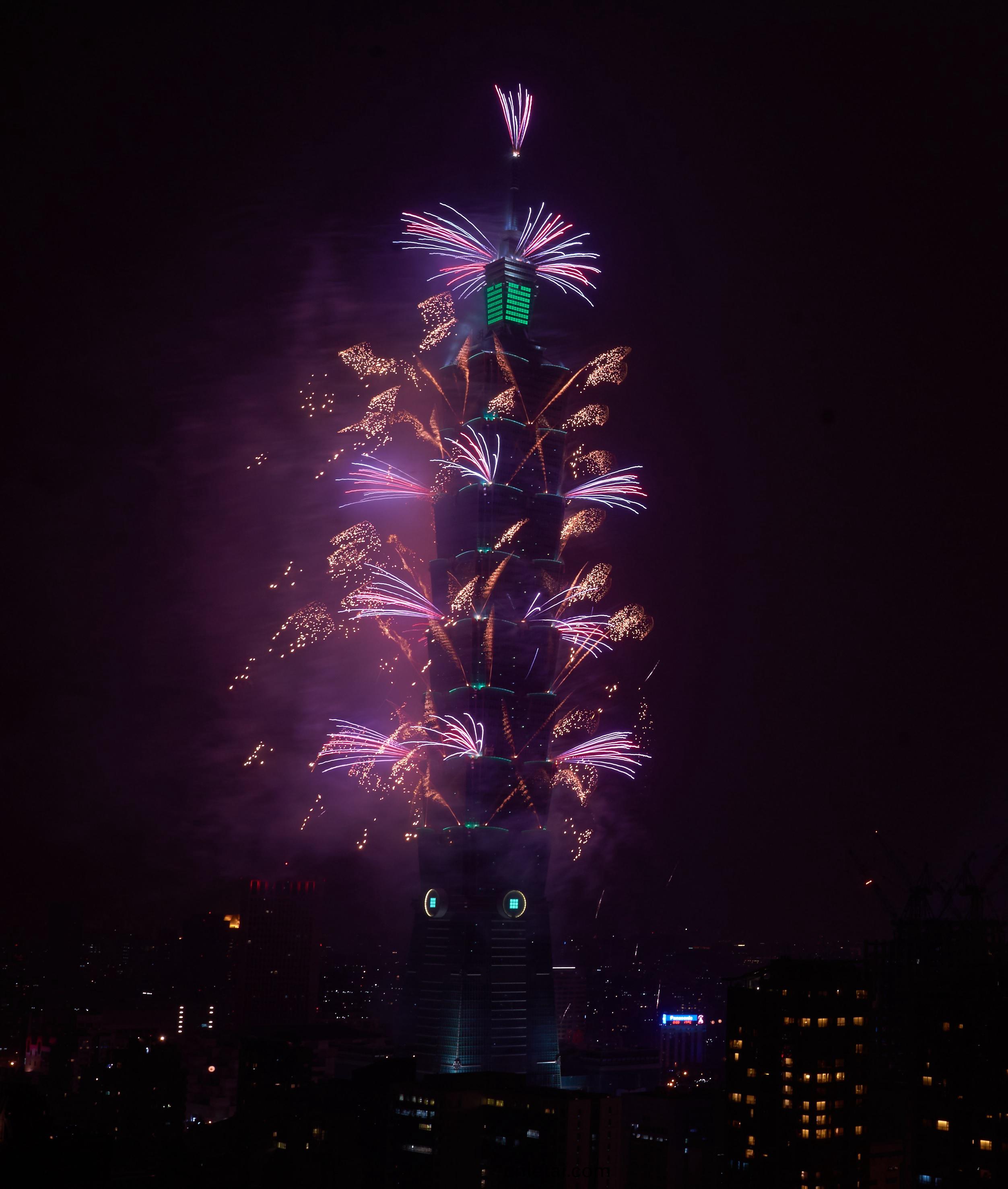 【新聞圖片(pian)】飛(fei)利浦(pu)炤(zhao)明(ming)助力檯北101打(da)造(zao)檯(tai)灣(wan)綠色(se)地標 (2).jpg